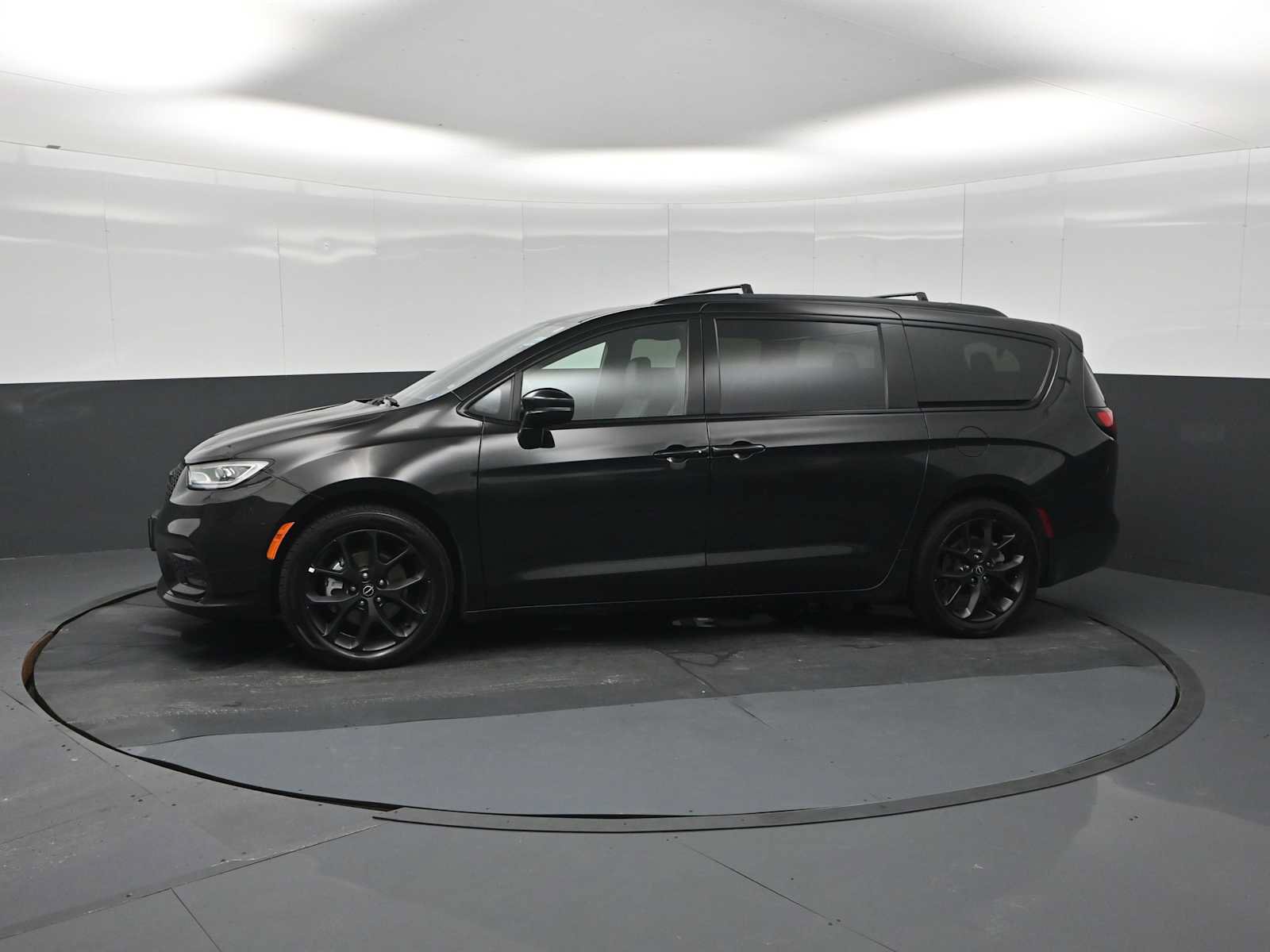 Used 2025 Chrysler Pacifica Limited FWD image 4