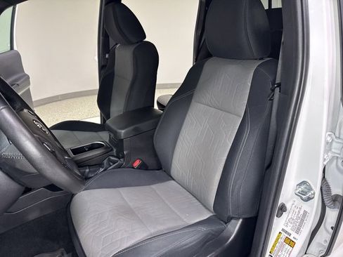 Used 2022 Toyota Tacoma TRD Sport image 11