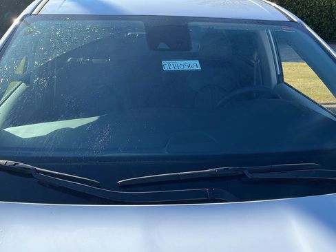 Used 2024 Chrysler Pacifica Touring-L image 3