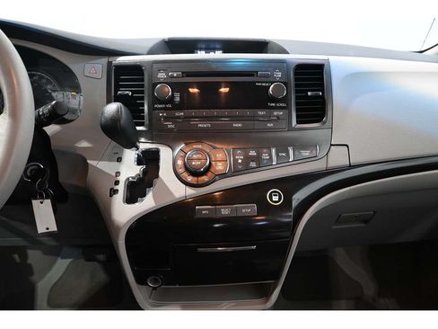 Used 2013 Toyota Sienna LE FWD image 23
