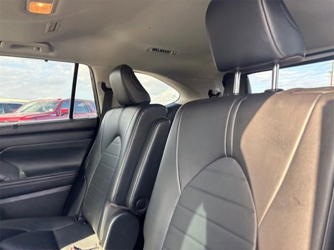 Used 2022 Toyota Highlander XLE image 31