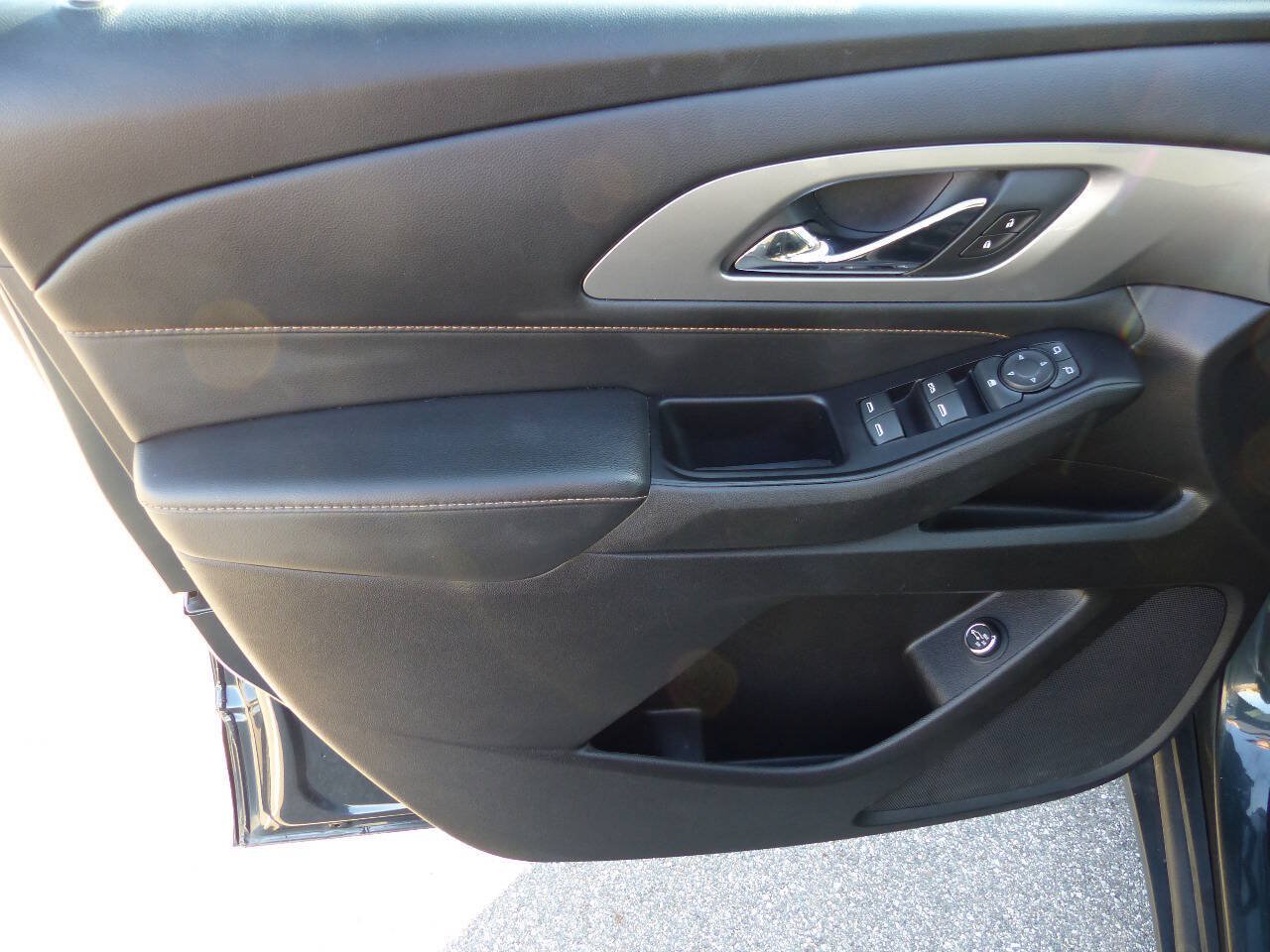 Used 2019 Chevrolet Traverse LT FWD image 18