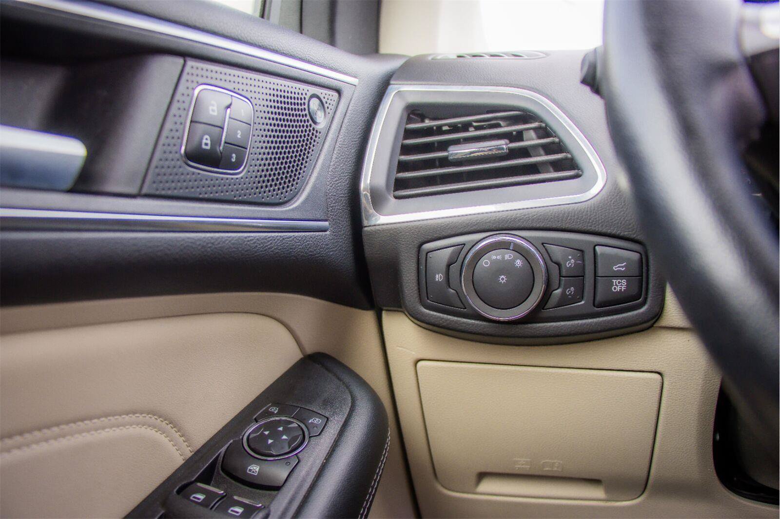 Used 2022 Ford Edge Titanium AWD/4WD image 17