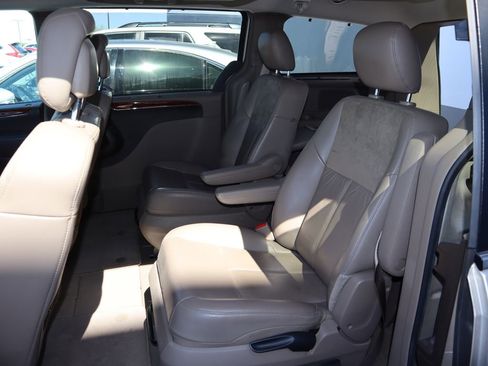 Used 2015 Chrysler Town & Country Limited Platinum image 10
