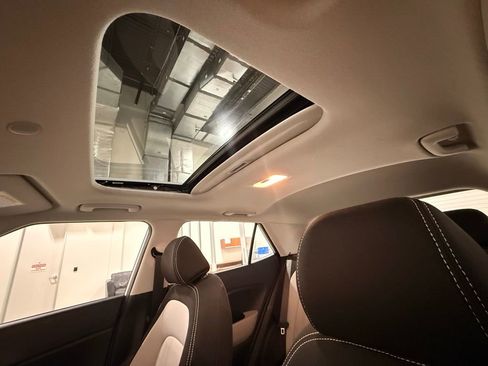 Used 2025 Hyundai Venue SEL FWD image 16