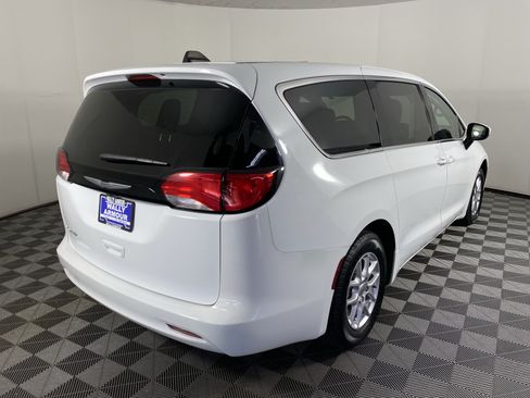 Used 2023 Chrysler Voyager LX FWD image 7