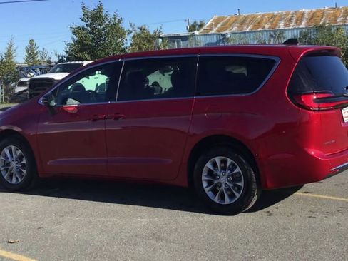 New 2026 Chrysler Pacifica Select image 6
