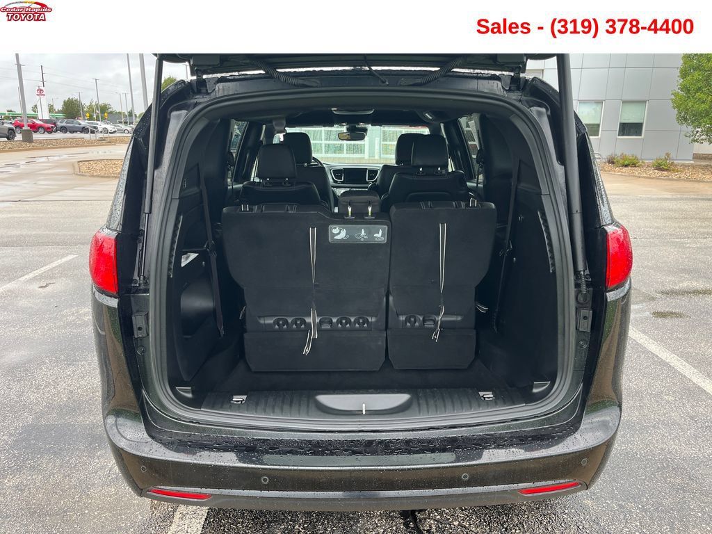 Used 2020 Chrysler Pacifica Touring-L w/ Advanced Safetytec Group FWD image 5