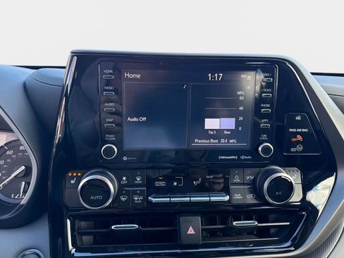 Used 2021 Toyota Highlander XLE image 24