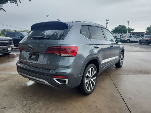 Used 2024 Volkswagen Taos SE image 3
