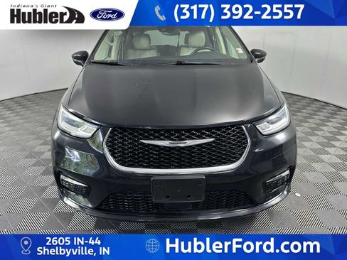 Used 2021 Chrysler Pacifica Touring-L FWD image 3