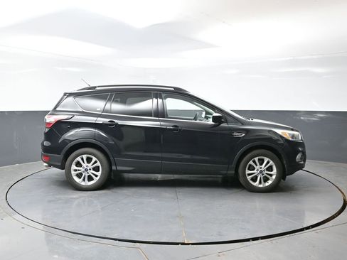 Used 2017 Ford Escape SE image 2