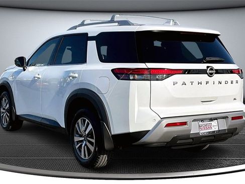 New 2025 Nissan Pathfinder SL image 3