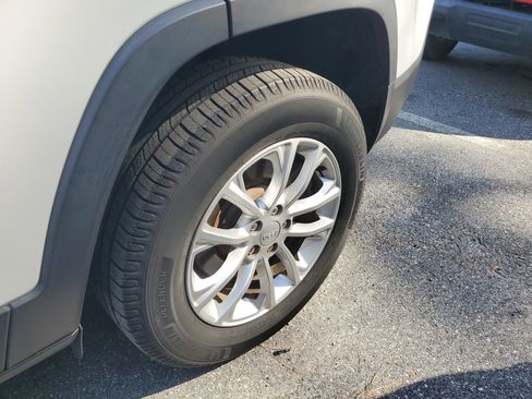 Used 2019 Jeep Cherokee Latitude w/ Cold Weather Group image 9