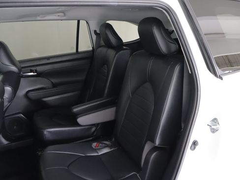 Used 2023 Toyota Highlander XLE AWD/4WD image 9