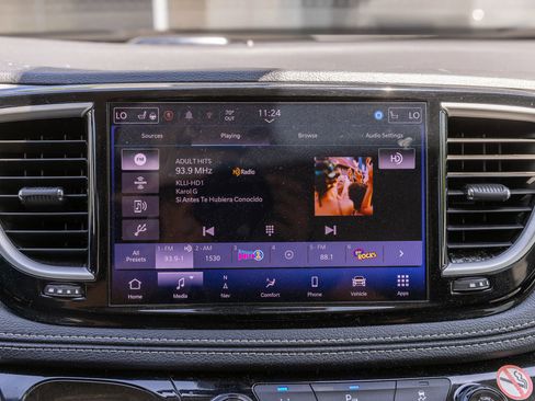 Used 2024 Chrysler Pacifica Limited FWD image 21