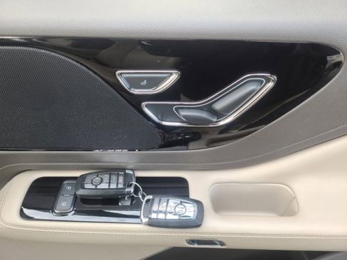 Used 2021 Lincoln Aviator AWD w/ Class IV Trailer Tow Package image 23