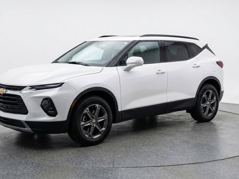 Used 2025 Chevrolet Blazer LT FWD image 3