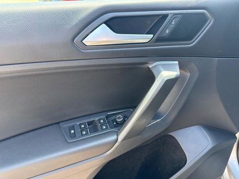 Used 2021 Volkswagen Tiguan SE w/ Panoramic Sunroof Package AWD/4WD image 17
