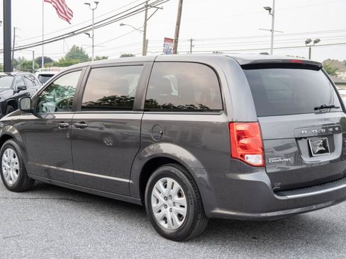 Used 2018 Dodge Grand Caravan SE w/ UConnect Hands-Free Group FWD image 6