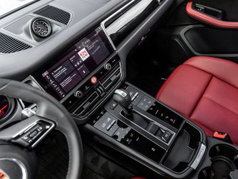 Certified 2025 Porsche Macan AWD/4WD image 27