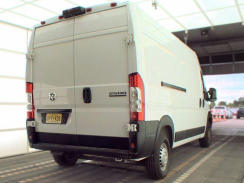 Used 2024 RAM ProMaster 2500 w/ Convenience Group FWD image 3