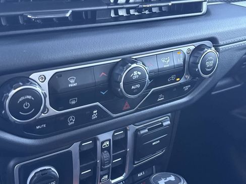 Used 2025 Jeep Wrangler Unlimited Rubicon image 23