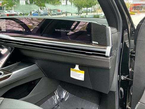 New 2026 Cadillac Escalade Luxury w/ LPO, Floor Liner Package AWD/4WD image 30