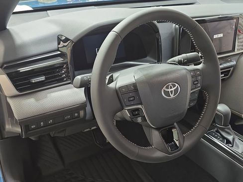 Used 2025 Toyota Camry SE image 16