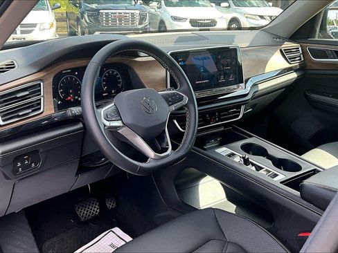 Used 2024 Volkswagen Atlas SE AWD/4WD image 13