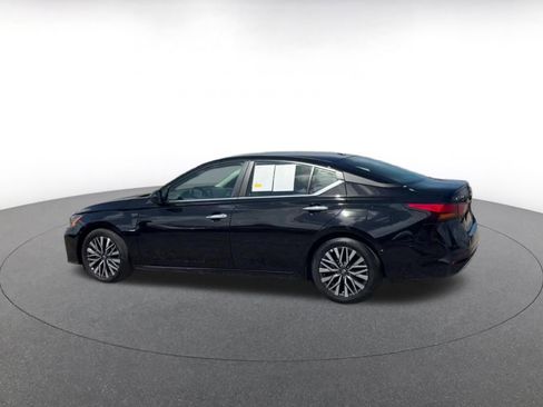 Used 2025 Nissan Altima 2.5 SV image 8