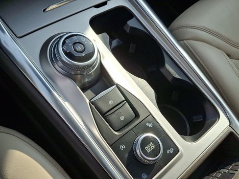 Used 2020 Ford Explorer Platinum w/ Premium Technology Package image 16