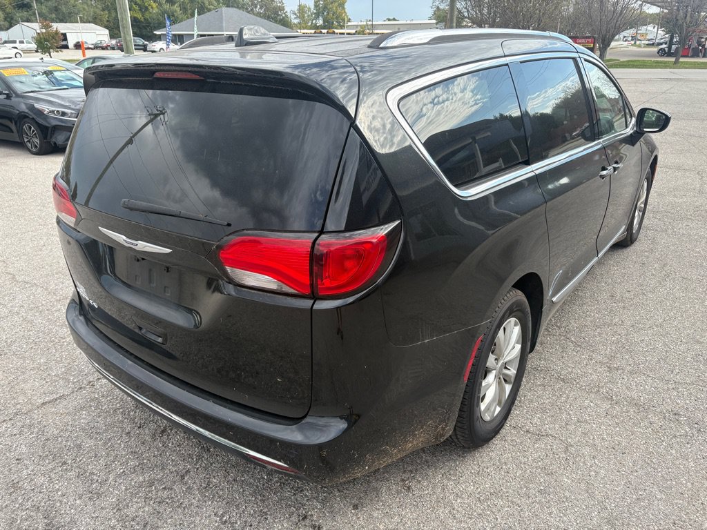 Used 2019 Chrysler Pacifica Touring-L FWD image 4