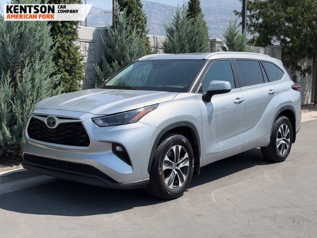 Used 2025 Toyota Highlander XLE AWD/4WD image 3