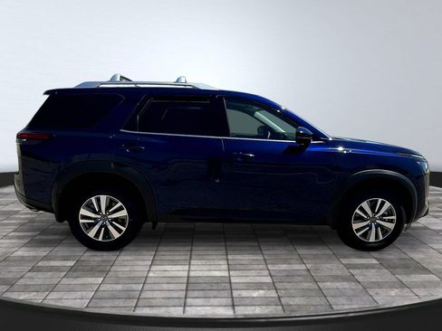 Used 2025 Nissan Pathfinder SL w/ Black Appearance Package AWD/4WD image 8