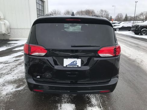 Used 2018 Chrysler Pacifica Touring-L w/ Premium Audio Group image 33