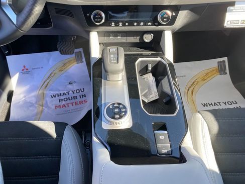 New 2025 Mitsubishi Outlander SE image 22