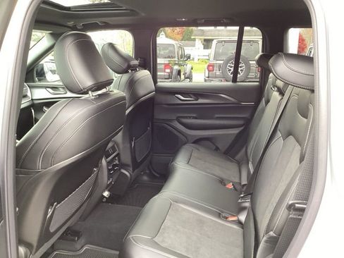 New 2025 Jeep Grand Cherokee Altitude image 21