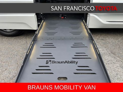 Used 2025 Toyota Sienna XLE image 3