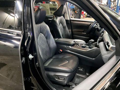Used 2023 Toyota Highlander Platinum image 7