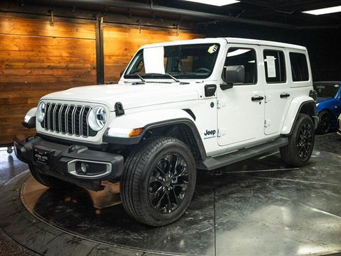 Used 2025 Jeep Wrangler Unlimited Sahara AWD/4WD image 2