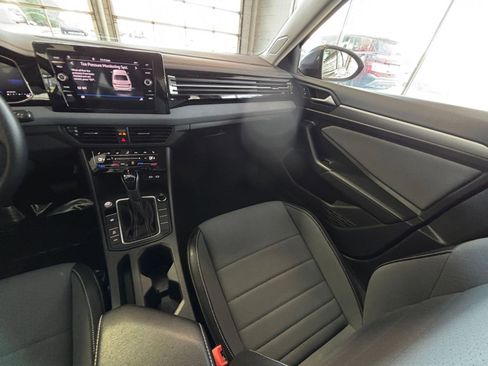 Used 2025 Volkswagen Jetta SE image 39
