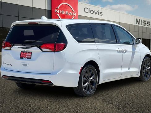 Used 2020 Chrysler Pacifica Touring w/ S Appearance Package FWD image 3