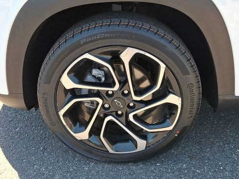 Certified 2024 Chevrolet Trax RS w/ Sunroof Package FWD image 12