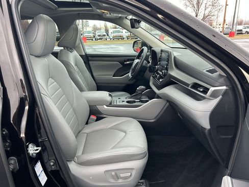 Used 2021 Toyota Highlander XLE image 30