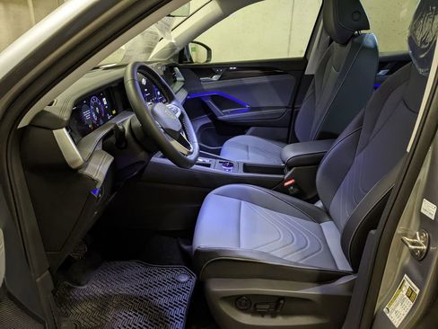 New 2026 Volkswagen Tiguan SE FWD image 11