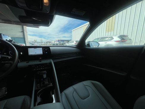 Used 2025 Hyundai Elantra Limited image 35