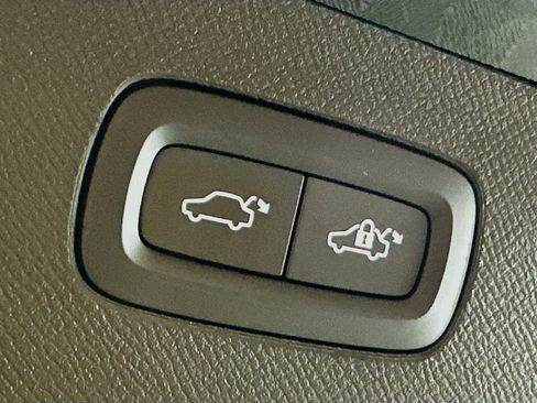 Used 2025 Volvo XC90 B5 Core image 32