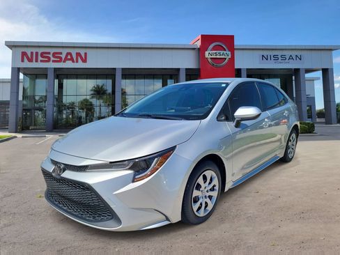 Used 2021 Toyota Corolla LE FWD image 3
