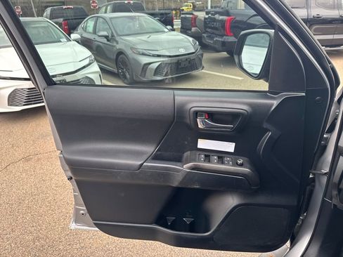 Used 2016 Toyota Tacoma TRD Off-Road w/ Towing Package image 35